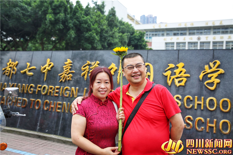 送考家長合影留念.png