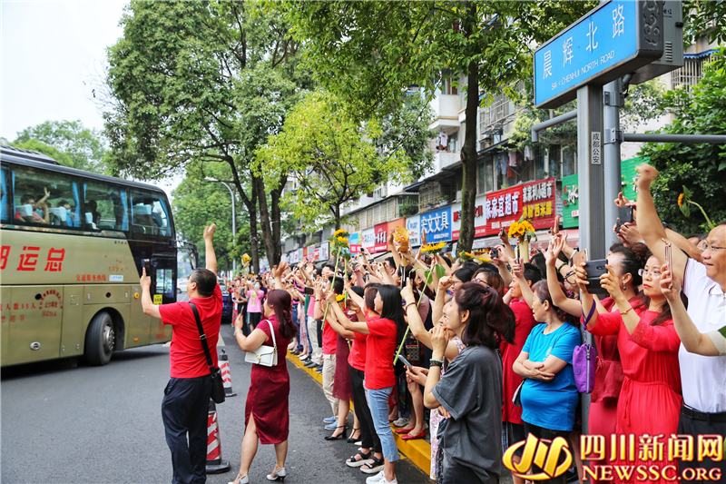 家長們揮別送考車輛.png