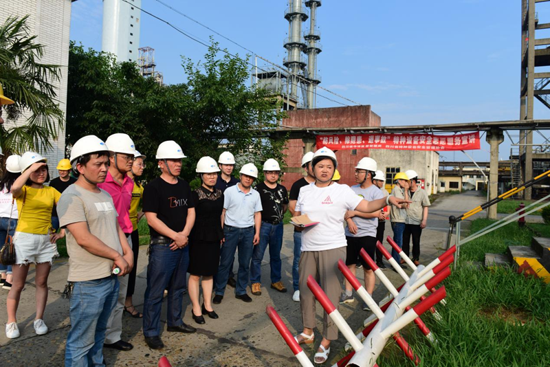 往屆專(zhuān)家團(tuán)隊(duì)走進(jìn)企業(yè)宣講安全知識(shí)活動(dòng)_副本.png 往屆專(zhuān)家團(tuán)隊(duì)走進(jìn)企業(yè)宣講安全知識(shí)活動(dòng)_副本.png
