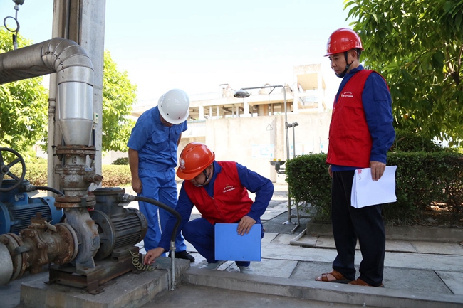 8月28日，國網(wǎng)宜賓市南溪供電公司黨員服務隊走進省級羅龍工業(yè)園區(qū)為普瑞斯科技有限公司檢查配電屏，助力企業(yè)復工復產(chǎn)。（圖片由國網(wǎng)四川省電力公司提供）_副本.jpg
