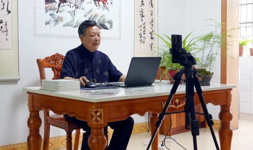 4.任用霖自學直播，用新技術(shù)創(chuàng)新國學傳承。西充縣煙草專賣局供圖