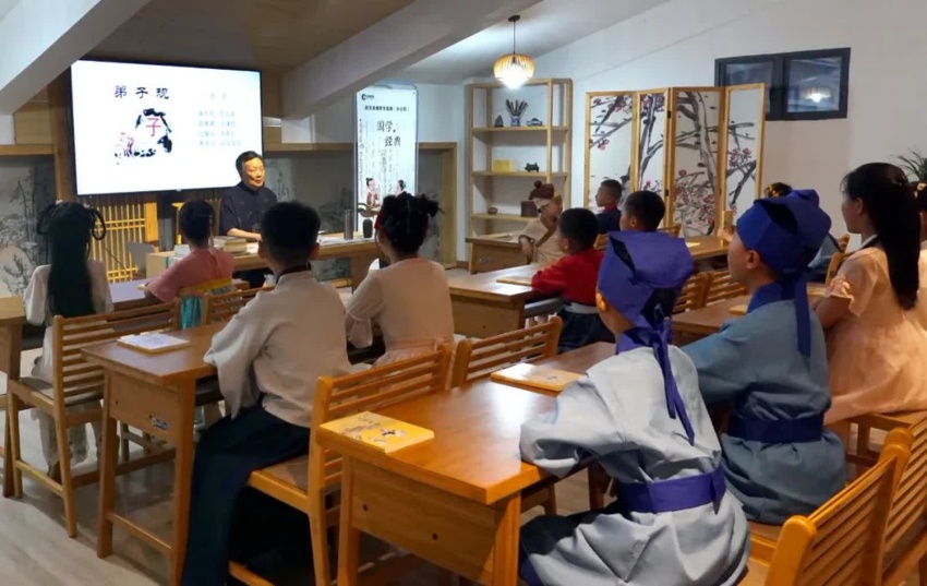 2.任用霖給孩子們上國學課。西充縣煙草專賣局供圖
