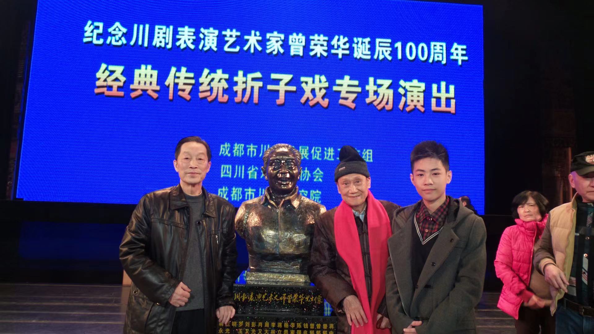 王裕仁與外公（左一）、師爺?shù)暮险?jpg