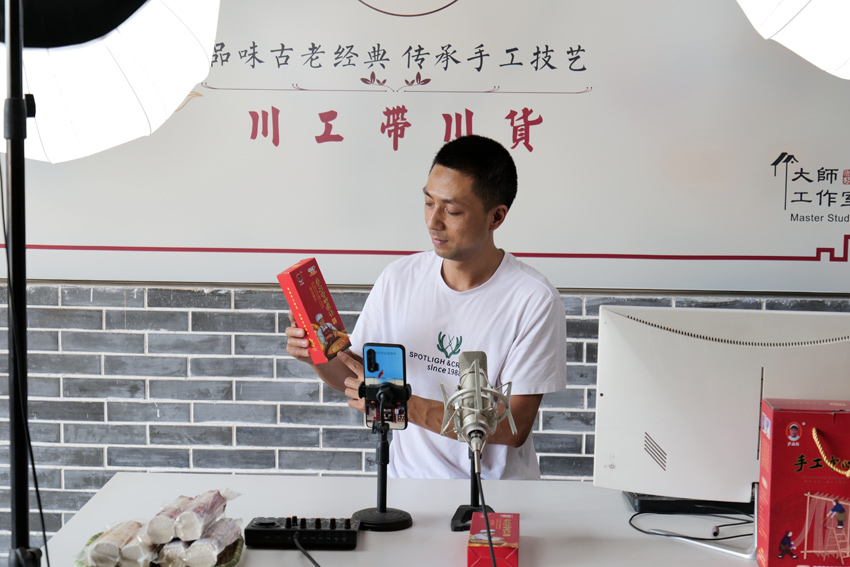 陳立亮直播帶貨中江掛面。中江縣委宣傳部供圖
