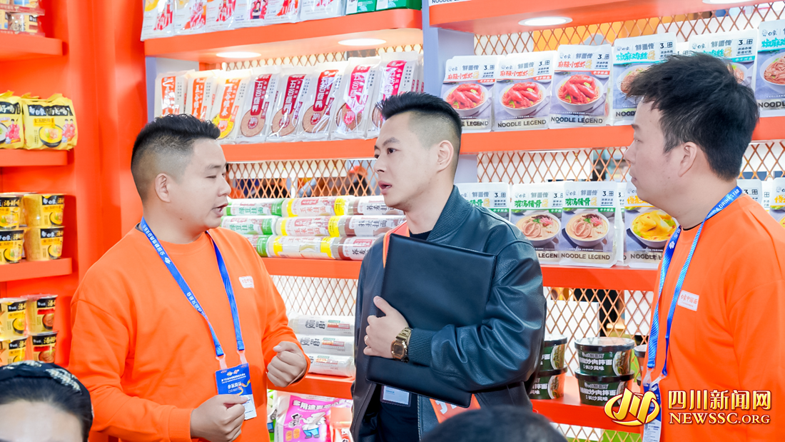 白象食品展區(qū)，前來洽談合作的經(jīng)銷商絡(luò)繹不絕_副本.png